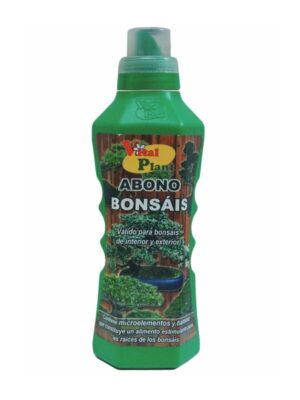 Frasco verde de plástico de de 750 ml con etiqueta en la que puede leerse "VITAL PLANT ABONO BONSAIS, Válido para bonsais de interior y exterior, Contiene microelementos y tiamina que constituye un alimento estimulante para las raices de los bonsais", con fotos de diferentes bonsais de fondo.