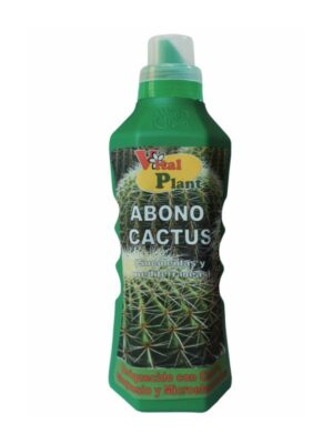 Frasco verde de plástico de de 750 ml con etiqueta  en la que puede leerse "VITAL PLANT ABONO CACTUS (Suculentas y mediterráneas), Enriquecido con calcio, magnesio y microelementos", con fotos de diferentes cactus de fondo.