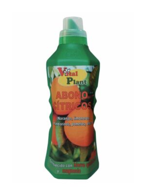 Frasco verde de plástico de de 750 ml con etiqueta en la que puede leerse "VITAL PLANT ABONO CÍTRICOS (Naranjos, limoneros, mandarinos, pomelos, etc), Enriquecido con hierro quelatado y magnesio", con fotos de diferentes cítricos de fondo.