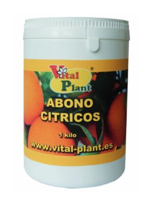 Fotografía de un envase blanco redondo de plástico. En la etiqueta frontal aparece el logo de Vital Plant, el texto: “abono cítricos”, “1 kilo” y “www.vital-plant.es”.