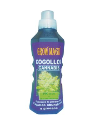 Frasco azul de plástico de de 750 ml con etiqueta en la que puede leerse "GROW MAGIC COGOLLOS CANNABIS, PK 30-20 + OLIGOELEMENTOS, Estimula la producción de cogollos abundantes y gruesos", con la foto de un cogollo de cannabis.