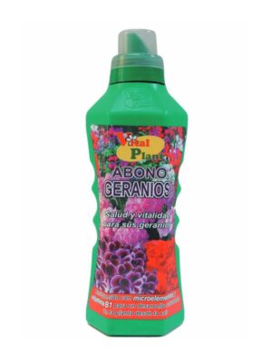 Frasco verde de plástico de de 750 ml con etiqueta  en la que puede leerse "VITAL PLANT ABONO GERANIOS, Salud y vitalidad para sus geranios, Enriquecido con microelementos y vitamina B1 para un desarrollo saludable de la planta desde la raíz"  Con fotos de diferentes geranios de fondo.