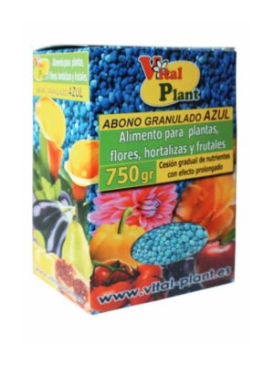 Fotografía de una caja con gránulos azules en el frontal. En la etiqueta frontal se lee: “abono granulado azul”, “alimento para plantas, flores, hortalizas y frutales”, “750 gr” y “www.vital-plant.es” .