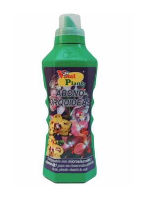 Frasco verde de plástico de de 750 ml con la etiqueta VITAL PLANT ABONO ORQUÍDEAS con fotos de orquídeas, en la que puede leerse Enriquecido con microelementos y vitamina B1 para un desarrollo saludable de la planta desde la raíz