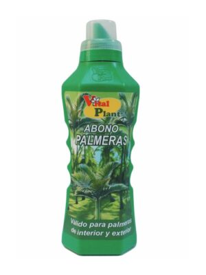Frasco verde de plástico de de 750 ml con etiqueta en la que puede leerse "VITAL PLANT ABONO PALMERAS, Válido para palmeras de interiror y exterior", con fotos de diferentes palmeras de fondo.