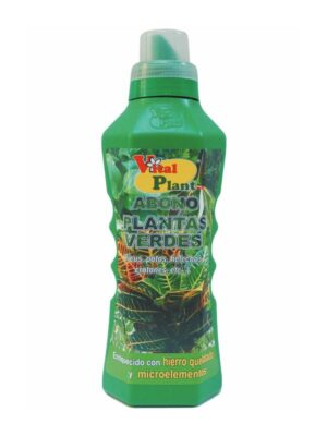 Frasco verde de plástico de de 750 ml con etiqueta  en la que puede leerse "VITAL PLANT ABONO PLANTAS VERDES, Ficus, potos, helechos, crotones, etc, Enriquecido con hierro quelatado y microelementos", con fotos de diferentes ficus y potos de fondo.