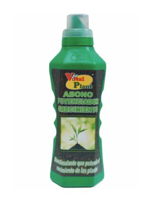 Frasco verde de plástico de de 750 ml con etiqueta en la que puede leerse "VITAL PLANT ABONO POTENCIADOR CRECIMIENTO, Bioestimulante que potencia el crecimiento de las plantas", con foto de una planta creciendo y de un suelo fertil de fondo.
