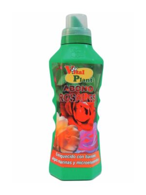 Frasco verde de plástico de de 750 ml con etiqueta en la que puede leerse "VITAL PLANT ABONO ROSALES, Enriquecido con tiamina, algas marinas y  microelementos", con fotos de diferentes rosas de fondo.