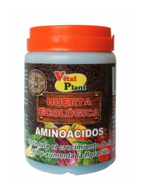 Fotografía de un envase de plástico gris con tapa naranja. En la etiqueta se lee el logotipo “Vital Plant” dentro de un óvalo amarillo, sobre un fondo marrón con textura de tierra y una tabla de madera con el texto “Huerta ecológica”. Debajo, en letras grandes blancas con borde rojo, aparece “Aminoácidos”. En la parte inferior, sobre una franja con verduras de huerta, el texto “Estimula el crecimiento de la raíz y aumenta la floración”.