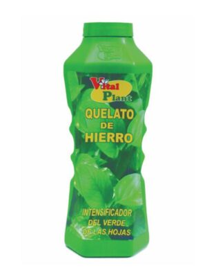 Frasco verde de plástico de de 750 ml con etiqueta en la que puede leerse "VITAL PLANT ABONO QUELATO DE HIERRO LÍQUIDO, INTENSIFICADOR DEL VERDE DE LAS HOJAS" con fotos de hojas verdes de fondo.