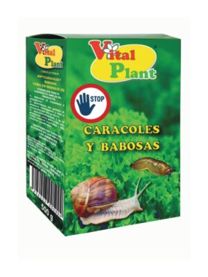 Una caja verde con el logotipo de VITAL PLANT (500 g) presenta un caracol y una babosa, el texto "STOP CARACOLES Y BABOSAS" y una señal roja de stop con el símbolo de una mano.